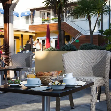 منتزه العطل Azureva Baie De La Baule 2*